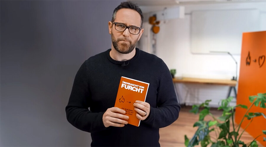 Der evangelikale Online-Prediger Natha stellt sein Buch vor. Screenshot: YouTube/crosspaint - deutsch