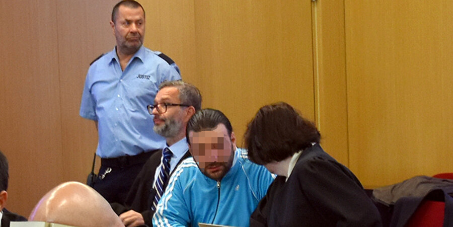 Bereits am 31. Mai begann der Prozess gegen den 36-jährigen ehemaligen Muslim türkischer Herkunft, Turgay Y. (Mitte), sowie drei weitere Anhänger seiner Gruppe. Archivfoto: idea/Erika Gitt