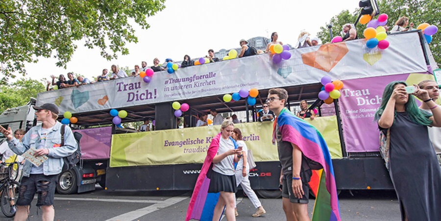 2017 war die Evangelische Kirche in Berlin mit einem eigenen Wagen beim CSD vertreten. Foto: imago stock&people