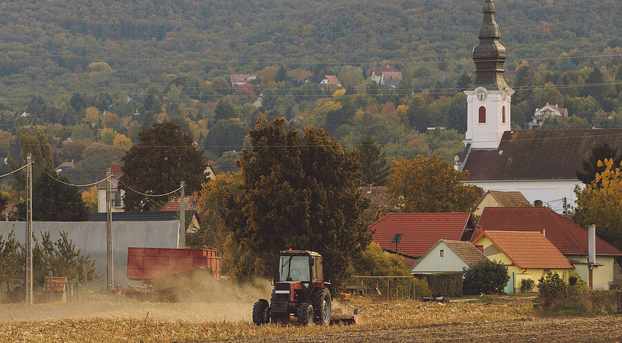In Deutschland verfügen Kirchen über etwa 2,3 Prozent aller landwirtschaftlichen Flächen. Symbolfoto: iStock/Eva-Katalin