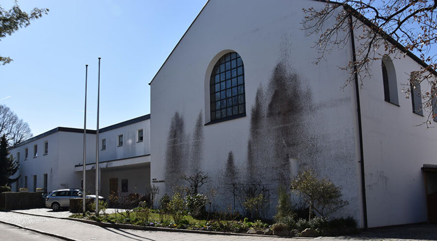 Linksextreme besprühten die Kirche der katholischen Piusbruderschaft in München mit Bitumen. Foto: indymedia.org