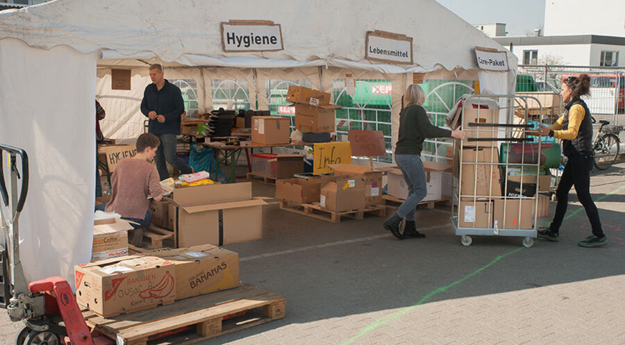 Die Freiwilligen sortieren Hilfsgüter. Foto: Ole Husmann