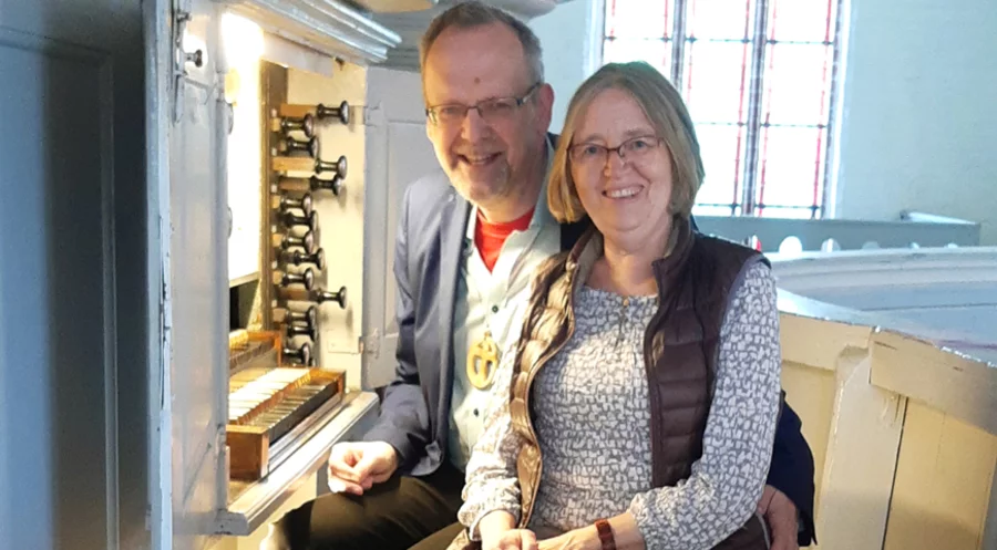 Stefan und Angela Zeitz an der Gingster Kindten-Orgel aus dem Jahr 1790. Sie ist die älteste Orgel Rügens. Foto: Bernd-Ulrich Gienke