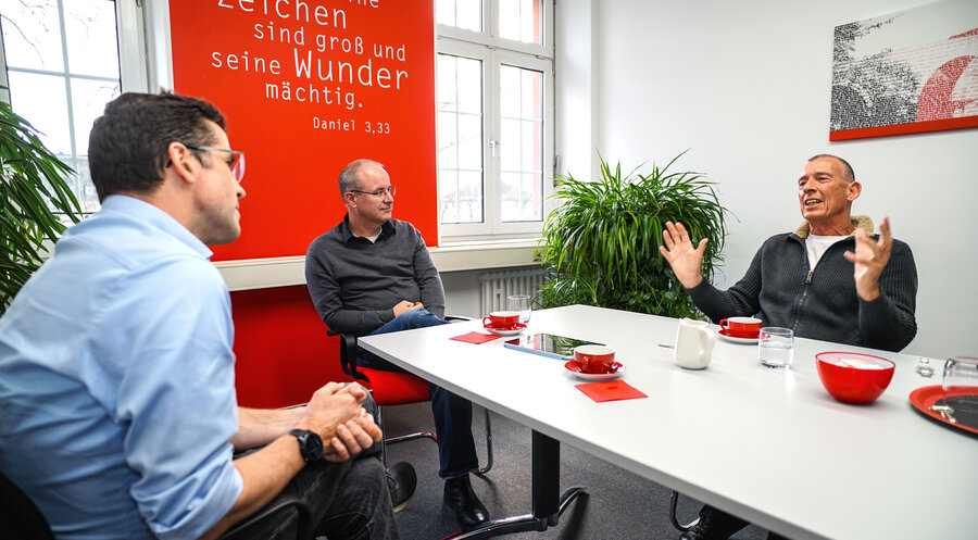 v. l.: Karsten Huhn bat Matthias Clausen und Franz-Josef Wetz im Haus der IDEA-Gruppe zum Streitgespräch. Foo: IDEA/Kay-Helge Hercher