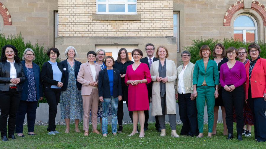 Staatssekretärin Dr. Ute Leidig, Vorsitzende der Konferenz, mit Bundesfrauenministerin Lisa Paus (beide Mitte) und den Gleichstellungs- und Frauenministerinnen und -minister, -Senatorinnen und Senatoren der Länder. Foto: Michael M. Roth/ MicailMedia