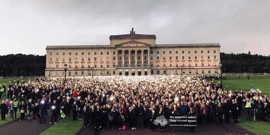 20.000 Menschen versammelten sich in Nordirland vom dem Parlamentsgebäude um gegen die Liberalisierung des Abtreibungsgesetzes zu protestieren. Foto: Facebook/Peter Lynas