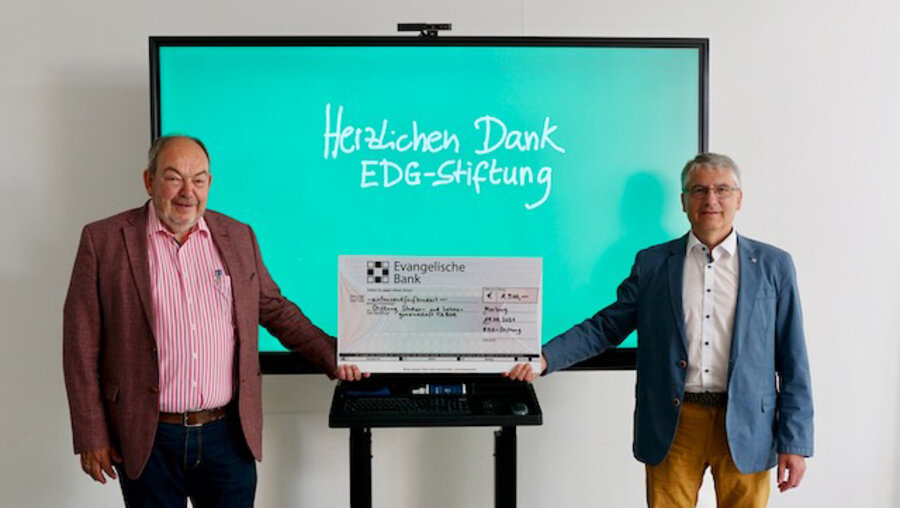 v.l.: Tabor-Geschäftsführer Bernd Linke und Bankberater Martin Hofmann mit dem Bankscheck. Foto: Tabor/Hannah Fett
