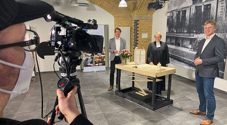 v. l.: Der Projektkoordinator des Zentrums am Zoo, Wolfgang Nebel, die Pfarrerin der Kaiser-Wilhelm-Gedächtniskirche, Kathrin Oxen und Stadtmissionsdirektor Christian Ceconi. Foto: Jan-Erik Nord, Berliner Stadtmission