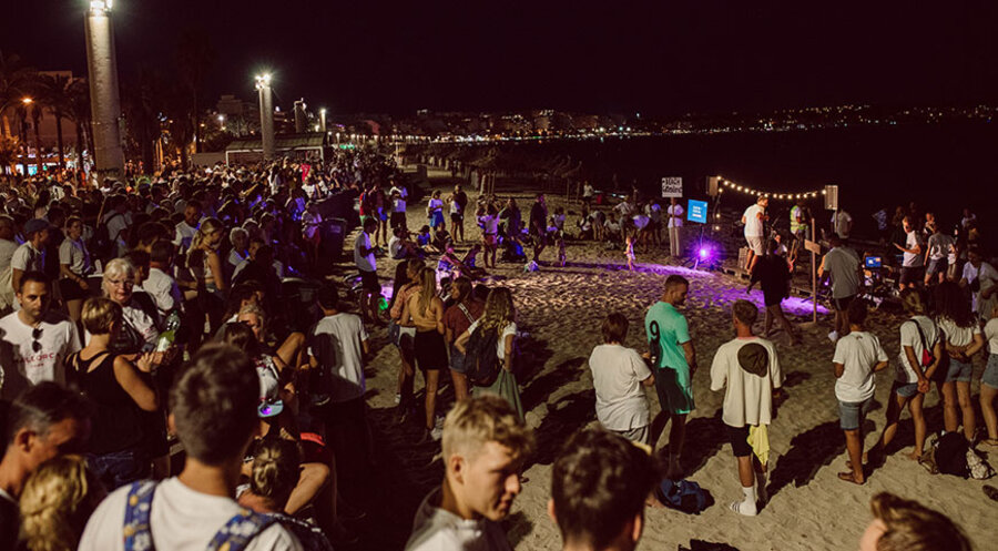 150 bis 200 deutschsprachige Touristen kommen jeden Abend zu den Strandgottesdiensten. Foto: Reach Mallorca/ Esther Baumann