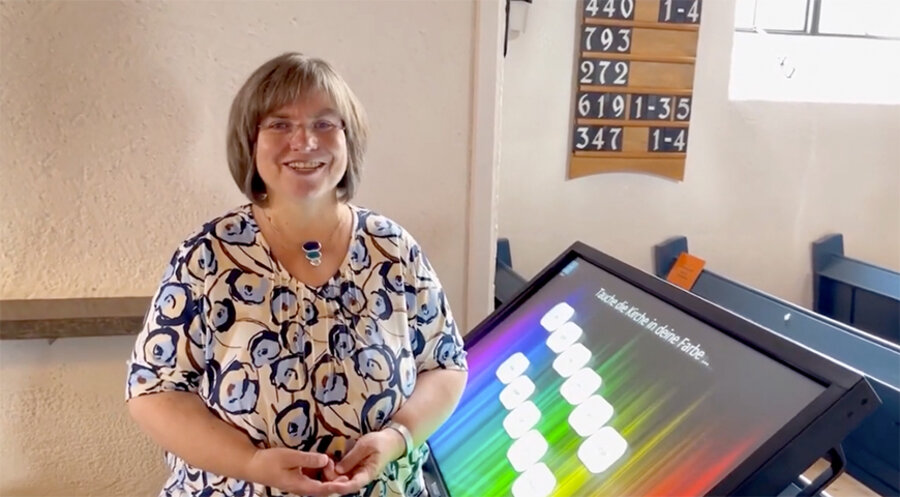 Pfarrerin Daniela Ditz-Sievers erklärt einzelne Funktionen. Screenshot: YouTube/Evang.-Luth. Kirchengemeinde Oberstdorf