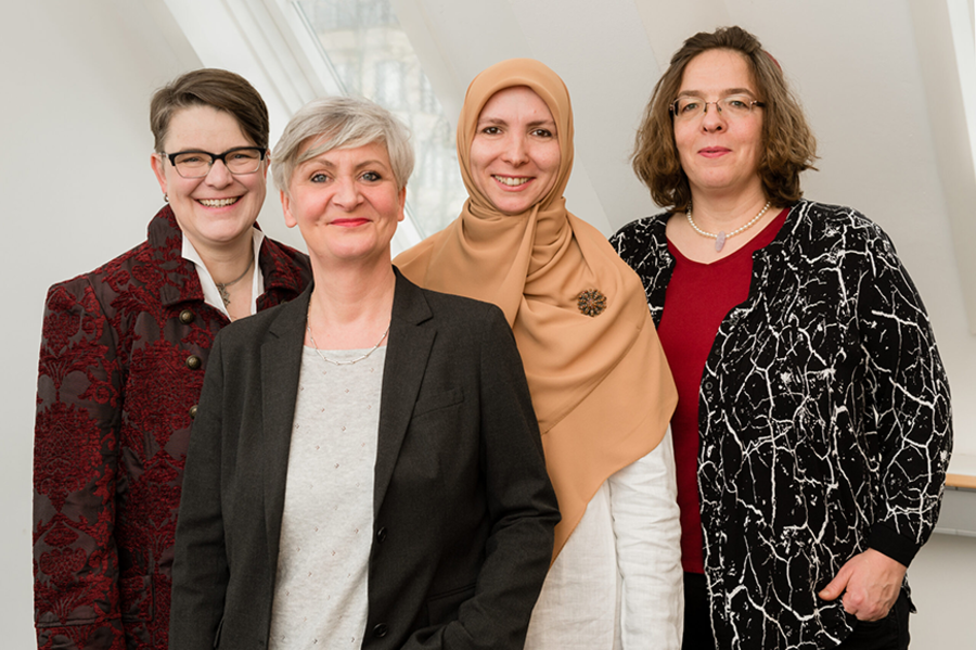 Von links nach rechts: Pfarrerin Silke Radosh-Hinder, Kathrin Janer, Iman Andrea Reimann und Rabbinerin Gesa S. Ederber. Foto: Svea Pietschmann