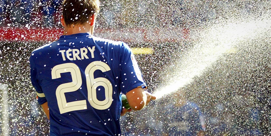 Ab diesem Jahr wird der FA-Cup-Sieger, wie hier 2005 der FC Chelsea, nur noch mit alkoholfreiem Champagner feiern. Foto: picture-alliance/dpa