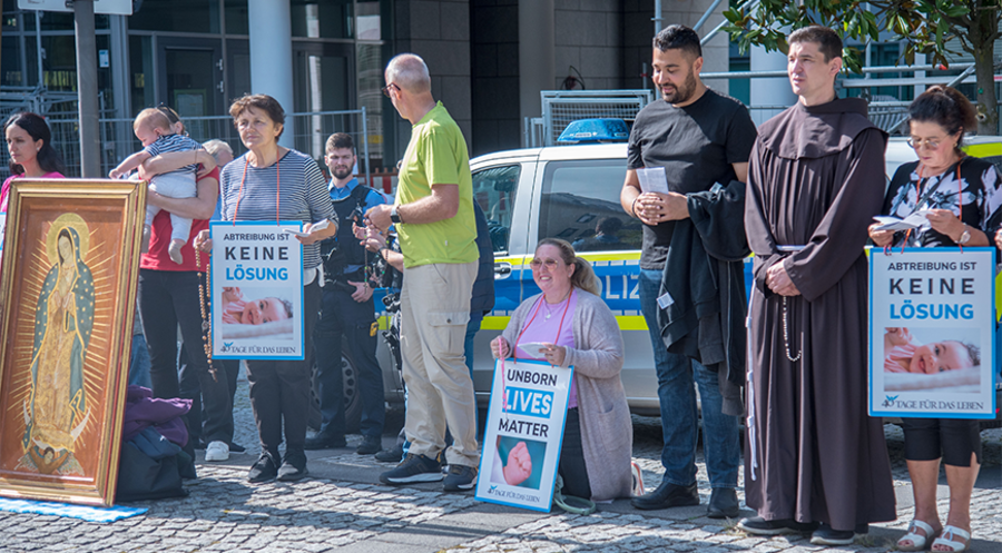 Abtreibungsgegner beten und singen vor der Beratungsstelle von Pro Familia in Frankfurt a. M. Foto: picture alliance/Presse- und Wirtschaftsdienst/Bernd Kammerer 