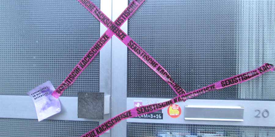 Mutmaßlich Linksextreme beklebten die Eingangstür mit der Aufschrift „Sexistische Kackscheiße“ und Plakate mit dem Spruch „Antifeminismus ist keine Alternative“. Foto: Christoferuswerk