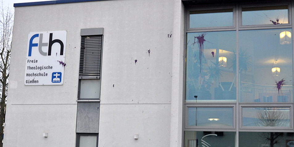 Bei dem Farbanschlag wurden Fenster, Wände und das Schild der Hochschule stark verunreinigt. Foto: Andreas Trakle