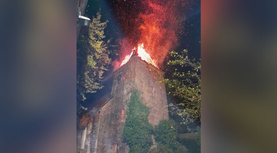 Der Brand der evangelischen Dionysiuskirche in Bremerhaven-Wulsdorf. Foto: Feuerwehr Bremerhaven