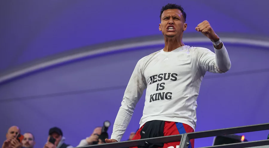Davie Selke, Spieler beim Hamburger SV, bekennt sich offen zum christlichen Glauben. Foto: picture alliance / osnapix / Marcus Hirnschal | Marcus Hirnschal