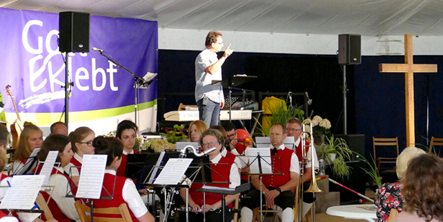 Der sächsische Evangelist und Liedermacher Lutz Scheufler bei einem Zeltmissionseinsatz in Winterlingen. Foto: Lutz Scheufler