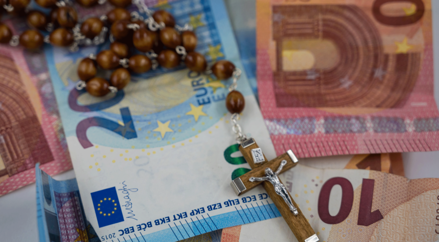 Für das Jahr 2022 zahlten die Bundesländer etwa 600 Millionen Euro Staatsleistungen an die beiden Großkirchen. Symbolbild: Picture Alliance/Hans Lucas/Sandrine Marty