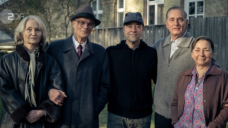 v.l.: Margot Honecker (Barbara Schnitzler), Erich Honecker (Edgar Selge), Jan Josef Liefers (Regisseur/Produzent), Uwe Holmer (Hans-Uwe Bauer), Sigrid Holmer (Steffi Kühnert). Foto: ZDF/Conny Klein