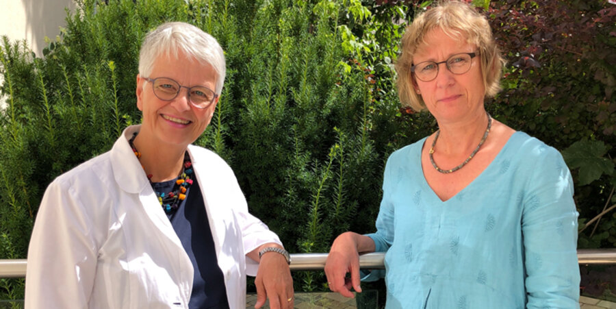v. l.: Die bisherige Vorsitzende Silke Stattaus und die neue Vorsitzende Ruth Schulz. Foto: Frühstückstreffen für Frauen in Deutschland