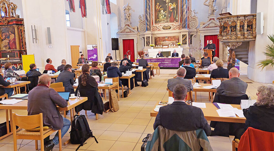 Plenum der Synode bei der Herbsttagung in der Kirche St. Trinitatis Zerbst. Foto: Evangelische Landeskirche Anhalts 