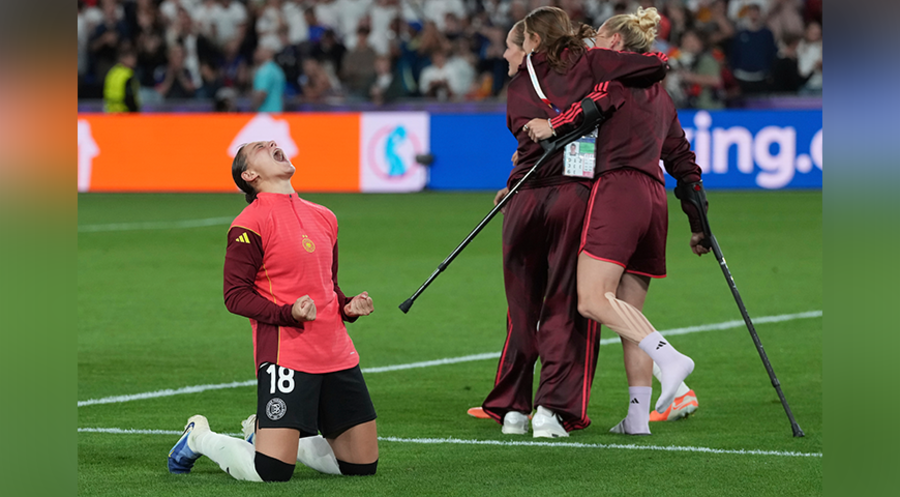 Jubel nach dem Sieg gegen Frankreich im Elfmeterschießen: Giovanna Hoffmann. Foto: picture alliance/ASSOCIATED PRESS/Martin Meissner