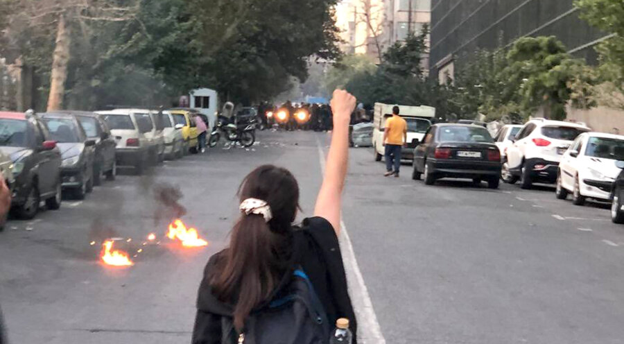 Im Iran breitet sich eine Protestbewegung aus: Immer mehr Frauen zeigen sich öffentlich ohne Kopftuch. Foto: picture-alliance/zumapress.com