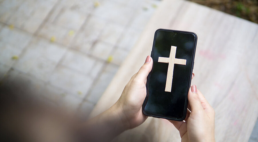 Künstliche Intelligenz (KI) wird im kirchlichen Kontext immer stärker genutzt – zeigt eine neue Studie. Symbolfoto: iStock/sticker2you