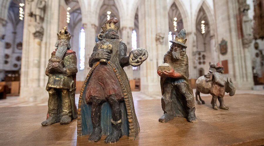 Die Figur des Melchior (vorne) aus dem Ulmer Münster kommt ins Museum. Foto: picture alliance/dpa | Sebastian Gollnow