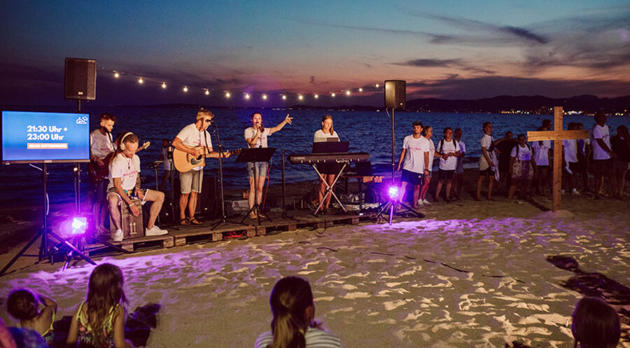 Jeden Abend finden Gottesdienste am Strand statt. Foto: Reach Mallorca/ Esther Baumann