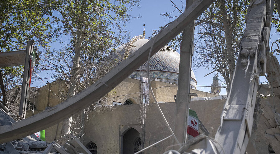 Blick auf eine Moschee in Teheran aus einem zerstörten Gebäude der Scharif-Universität für Technologie. Foto: IMAGO/NurPhoto