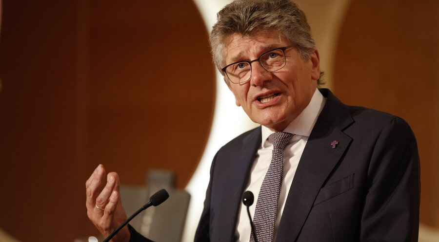 Landesbischof Ernst-Wilhelm Gohl stellte der Synode seinen Bericht vor. Foto: Gottfried Stoppel
