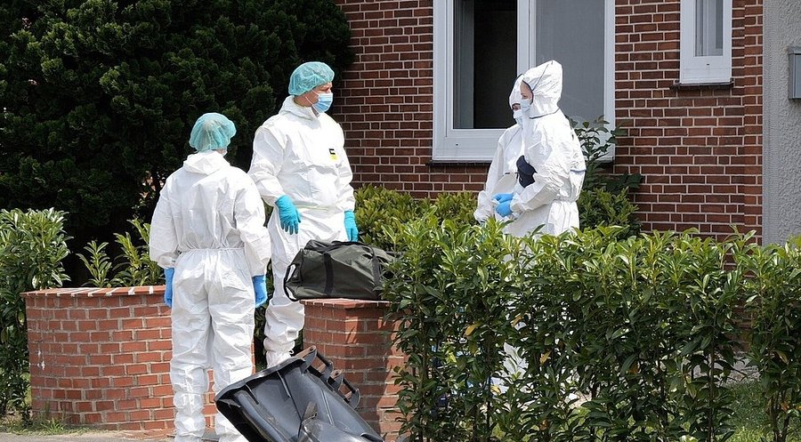 Spezialisten sind am Tatort, einem Gebäude einer Jugendeinrichtung, mit der Spurensicherung beschäftigt. Foto: picture alliance/dpa | Jörn Hüneke