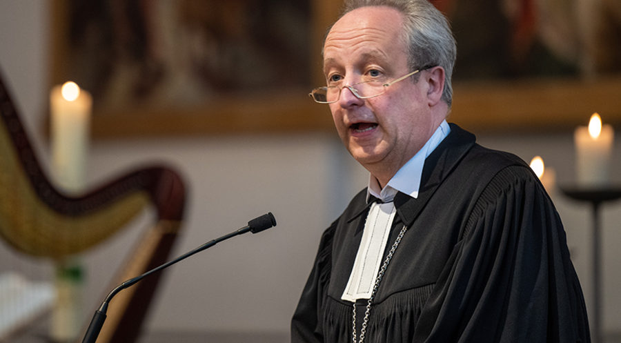 Christian Stäblein, Bischof der Evangelischen Kirche Berlin-Brandenburg-schlesische Oberlausitz, beim Dankgottesdienst für alle Helfer und Unterstützer in der Martin-Luther-Kirche in Berlin-Neukölln. Foto: Picture Alliance/dpa/Monika Skolimowska