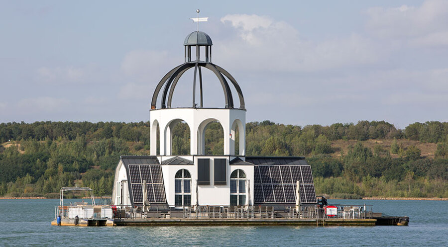 Die „schwimmende Kirche“ mit dem Namen „Vineta“ auf dem Störmthaler See. Foto: Tom Schulze