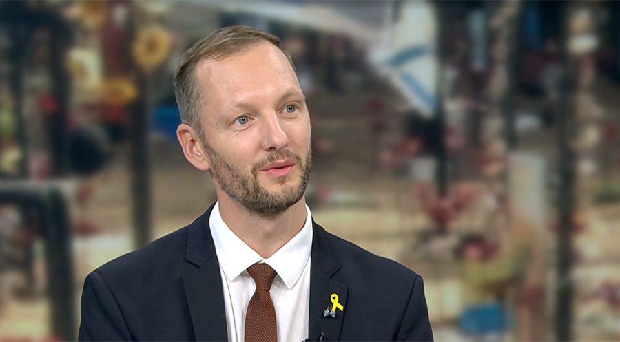 Fordert, an der Seite des jüdischen Volkes und Israels zu stehen: Josias Terschüren vom Verein “Christen an der Seite Israels”. Foto: Screenshot WELT TV