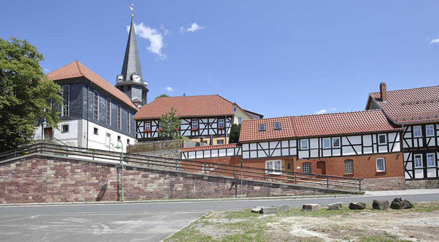 Blick auf die evangelische Kirche St. Johannes im Ortsteil Viernau der Stadt Steinbach-Hallenberg / Foto: picture alliance/imageBROKER/Gerald Abele 