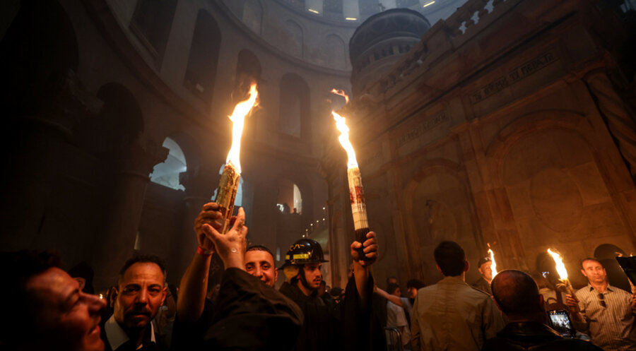 Die Beschränkungen galten auch während der Zeremonie zur Weitergabe des „Heiligen Feuers“ an der Grabeskirche in Jerusalem. Foto: picture alliance / NurPhoto | Saeed Qaq