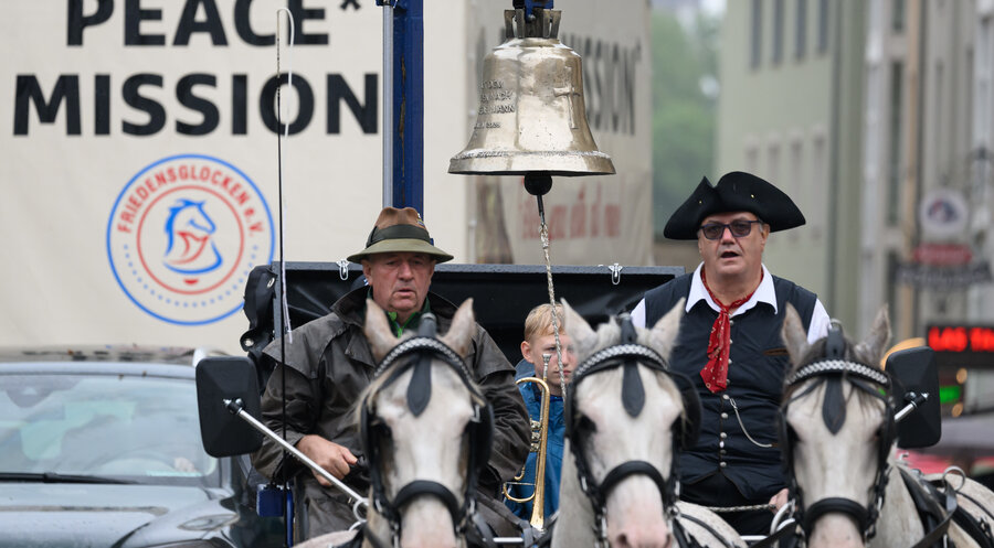 Der Friedensglocken-Pferdetreck ist seit dem 8. Mai unterwegs. Foto: picture alliance/dpa | Robert Michael