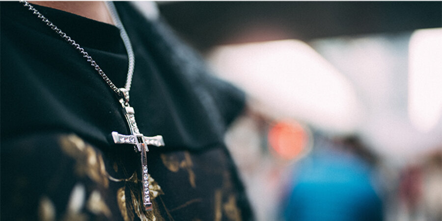 Der Christ musste sein Kreuz unter dem T-Shirt verbergen um in die Diskothek eingelassen zu werden. Symbolfoto: unsplash.com