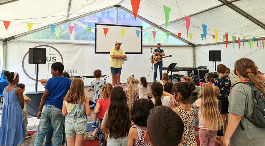 Kinderevangelisation im Zelt mit Jugendpastor Jan-Philipp Köhler (Mi.) / Foto: Evangelisch-lutherische Abraham-Gemeinde