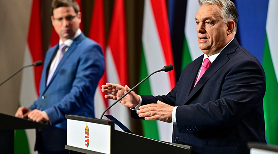 Nicht zulassen, „dass ideologische Veranstaltungen den öffentlichen Raum beherrschen“: Ungarns Ministerpräsident Orbán (re.) und der Leiter der Staatskanzlei Gulyas. Foto: picture alliance/REUTERS/MARTON MONUS