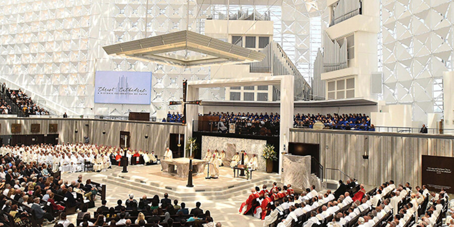 Zur Einweihung der „Christ Cathedral“ wurde ein Gottesdienst gefeiert. Screenshot: Facebook/Diocese of Orange
