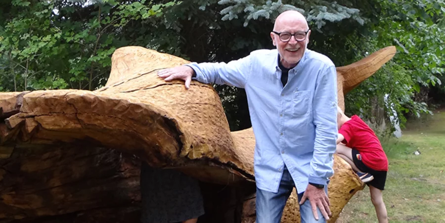 Der christliche Musiker und Bildhauer Siegfried Fietz bei der Eröffnung seines Skulpturenparks in Greifenstein-Allendorf bei Wetzlar. Foto: idea/Rösler 