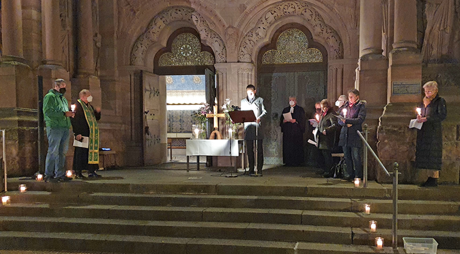 Die Teilnehmer des Friedensgebet vor der Evangelischen Erlöserkirchengemeinde in Bad Homburg. Foto: Uwe Lange