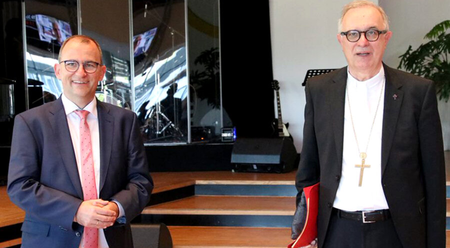 v. l.: Pfarrer Steffen Kern und der württembergische Landesbischof Frank Otfried July. Foto: Die Apis