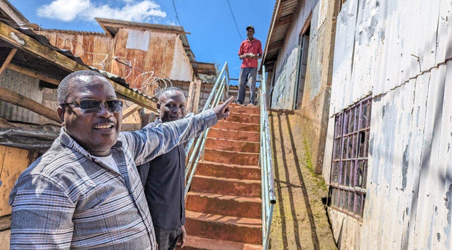 Amos Okolo vor dem Gemeinde- und Werkstattgebäude. Foto: inter-mission.de