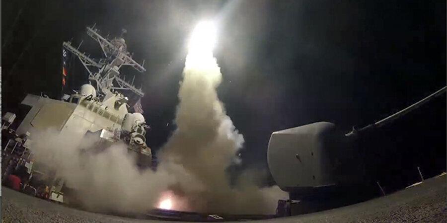 Dieses Bild der US-Marine zeigt den Abschuss einer Rakete vom Zerstörer USS Porter im Mittelmeer. Foto: picture-alliance/AP Images