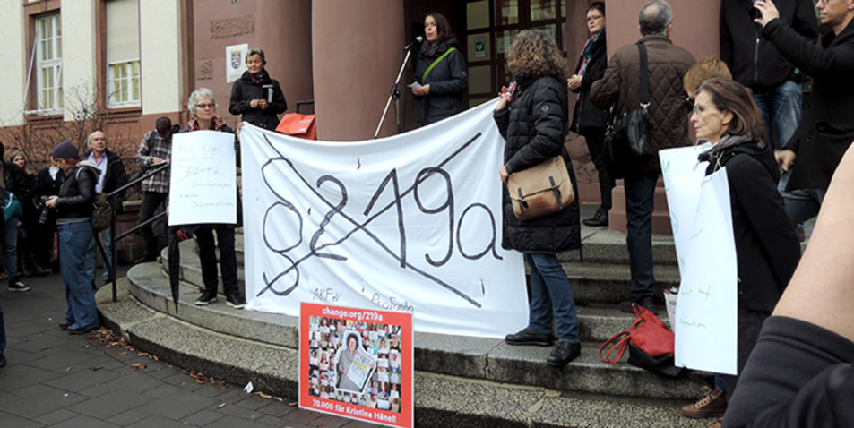 Vor dem Gerichtsgebäude in Gießen wurde bereits vergangenes Jahr für die Abschaffung von Paragraf 219a demonstriert. Archivfoto: idea/Erika Gitt